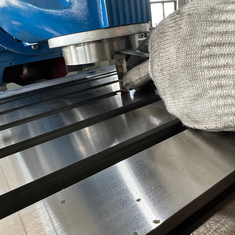 Universal milling machine